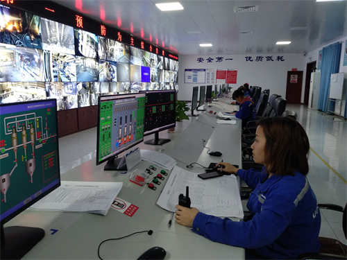 中控操作人员全神贯注地操作