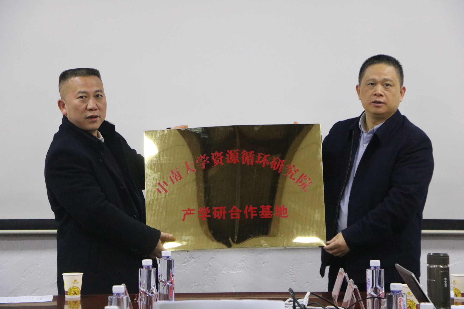 湖南蓝伯化工有限责任公司,优质活性石灰,电石,机制砂,砾石，湖南蓝伯化工有限责任公司