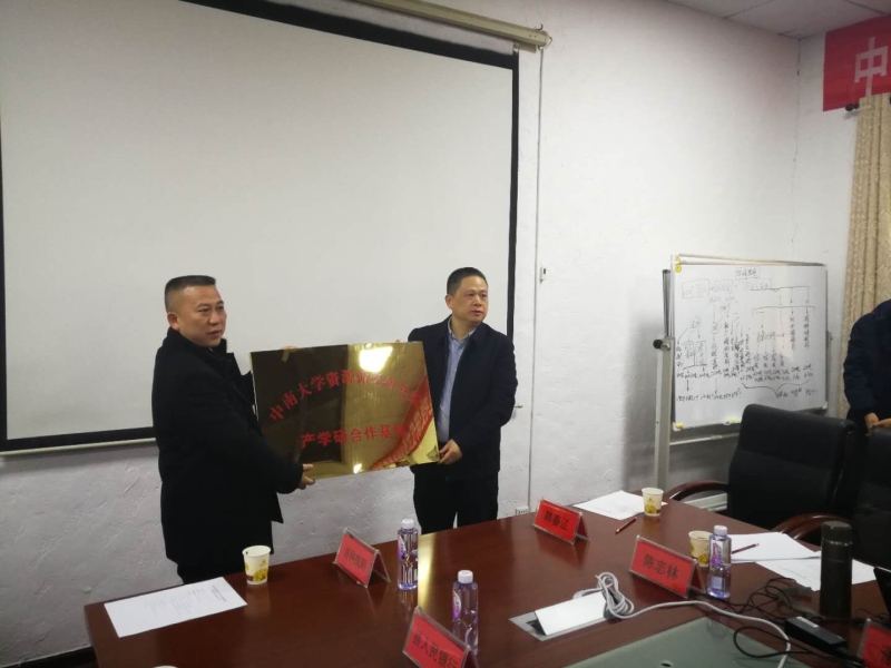 湖南蓝伯化工有限责任公司,优质活性石灰,电石,机制砂,砾石,湖南蓝伯化工有限责任公司 湖南蓝伯化工有限责任公司,优质活性石灰,电石,机制砂,砾石,湖南蓝伯化工有限责任公司